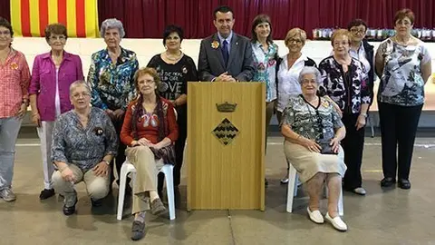L'alcalde Melcior Claramunt amb les puntaires de Miralcamp.