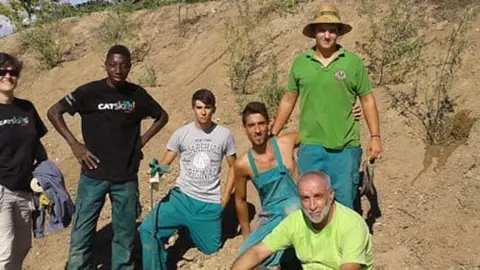 Alumnes IES Mollerussa que realitzen els treballs d'enjardinament al Palau d'Anglesola.