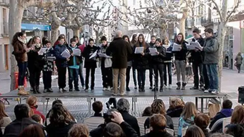 Els grups vocals van sortir al carrer en la celebració de la festa de Santa Cecília.