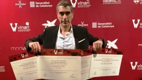 Eduard Pons amb els guardons dels premis Vinari 2014