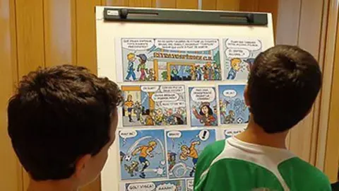 els,nens,i,nenes,observen,tira,c,mic,publicació,cavall,fort, mollerussa, biblioteca, jaume, vila