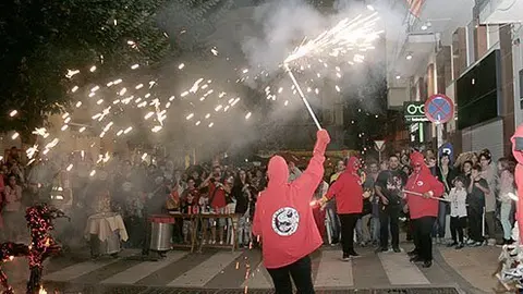 Els Diables de Mollerussa van presentar un espectacle de foc en la Nit Embruixada.