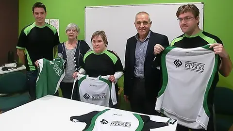 Angelina Roure i Josep Coll amb els atletes paralímpics d'ACUDAM.