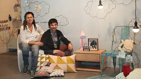 Anna Petit i Xavier Bochaca en l'espai Capdevila en el que s'exposa l'obra.
