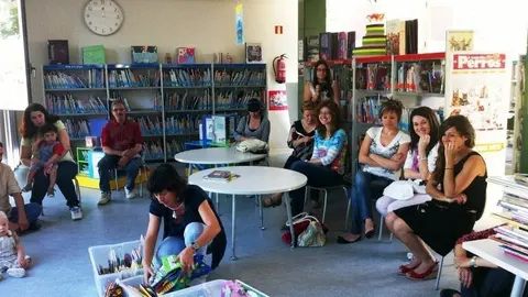 Pares i mares dels alumnes de la Llar d'Infants durant la visita a la biblioteca