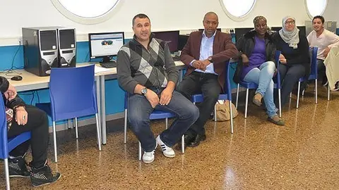 Els participants en el Curs de noves tecnologies del Pla de Barris Mollerussa.