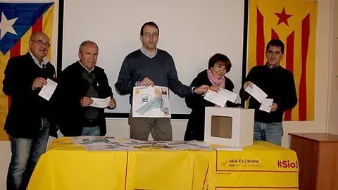 marc Solsona amb els representants de l&#39;ANC Mollerussa presenten la logística del 9N.