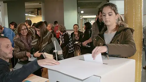 Els joves voten en el 9N en l'Intitut La Serra de Mollerussa.