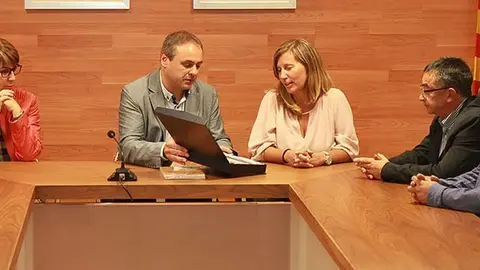 L'alcalde Jordi Calvís presideix l'homenatge a la Dr. Maria Lluïsa Plana.