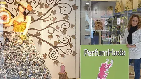 L&#39;aparador de PerfumHada guanyador del Concurs de promoció dels Vestits de Paper.