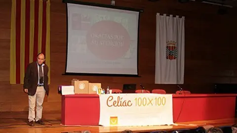 El Doctor Ramon Tormo en la xerrada en el Centre Cultural de Mollerussa.