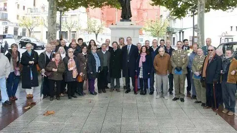 Els participants en l'acte de donació de l'escultura de Frederick Stark Pearson.