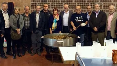 L&#39;alcaldessa del Palau d&#39;Anglesola Montserrat Meseguer envoltada dels batlles de la comarca.