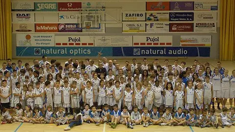 La foto de tot el planter del Club Bàsquet Mollerussa que competirà aquesta temporada.