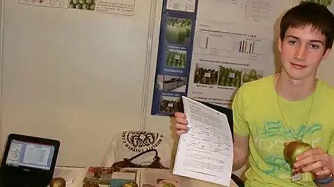 Jordi Gutiérrez en una presentació del seu projecte de recerca de Batxillerat.