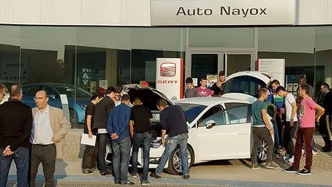 Alumnes, i responsables de La Salle i d'Autonayox amb el vehicle Seat.