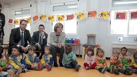La consellera Irene Rigau comparteix una estona amb els alumnes de Les Arrels.