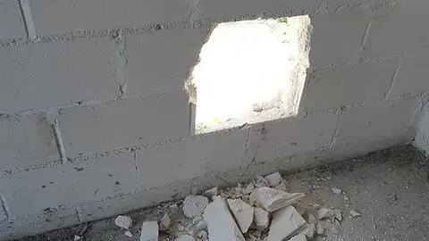 Els delinqüents van fer un forat a la paret de la caseta de la Bàscula de Bell-lloc.