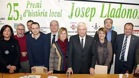 El guanyador del Premi Josep Lladonosa amb el conseller Mascolell.