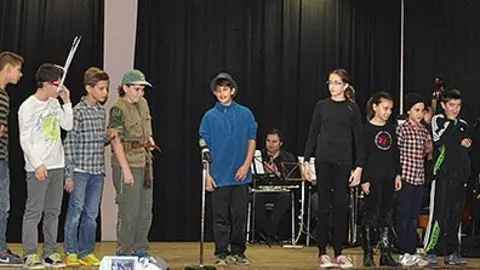Els alumnes de sisè interpreten el conte En Pere Gallerí, acompanyats per la Cobla.