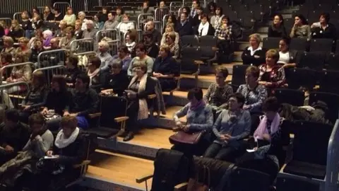 Assistents a l&#39;obra de teatre en contra de la violència masclista a les Borges.