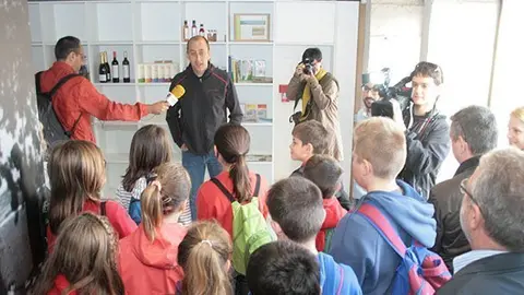 Primera visita al Punt d'Informació de Cal Sinén dels alumnes de l'escola de la Mare de Déu de l'Hota.