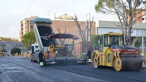 Les maquines aplicaven asfalt al carrer del CAP de Mollerussa.
