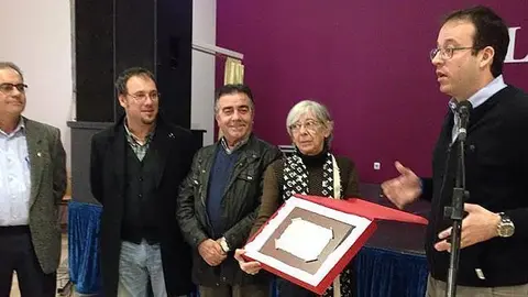 Marc Solsona, i la corporació lliuren la placa a la presidenta d&#39;Acudam Angelina Roure