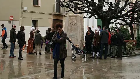 La visita a la Ruta 174 del Poal comença amb el monument als germans Desvalls.