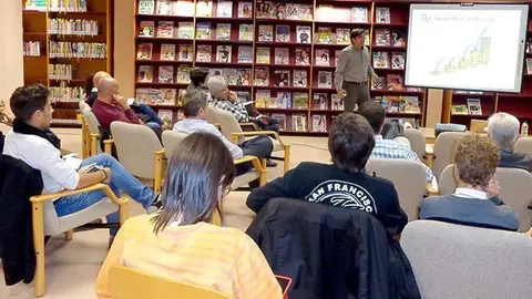 Narcís Romà, de l’empresa Xtrategics, dona les pautes per millora el web a la Biblioteca.