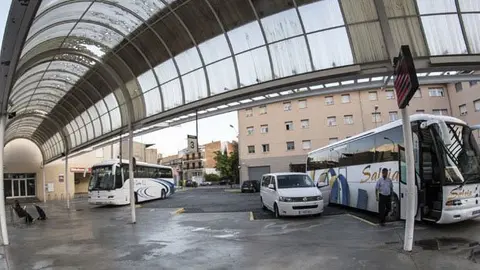 La línia Exprés Cervera Lleida té la seva parada a l'estació d'autobusos de Mollerussa.