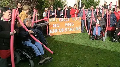 Familiars i persones assistides de l'ACUDAM participen en l'acte reivindicatiu.