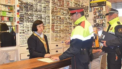Policia Local i Mossos d&#39;Esquadra visiten els comerços de Mollerussa.