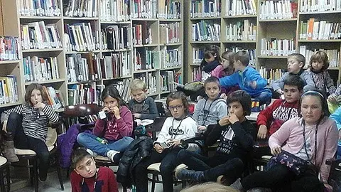 Els nens i nenes de Bellvís que participen en el Programa 3.0 de la Caixa a la Biblioteca.