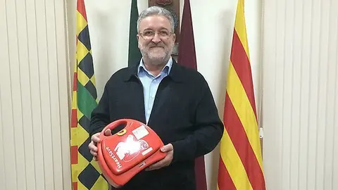 L'alcalde Francesc Fabregat mostra un dels desfibril·ladors adquirits pel consistori de Bellvís.