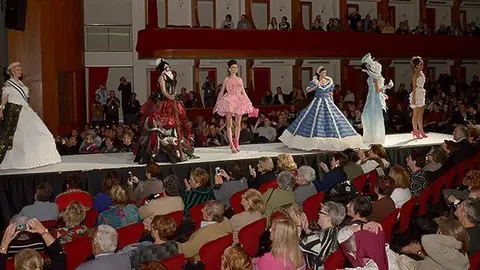 Els treballs presentats en el Concurs Nacional de Vestits de paper de Mollerussa.