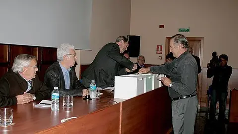 Moment de les votacions en l'assemblea de la Comunitat General de Regants.