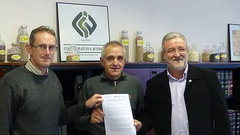 Estrada, Coll i Fabregat signen el conveni de col·laboració.