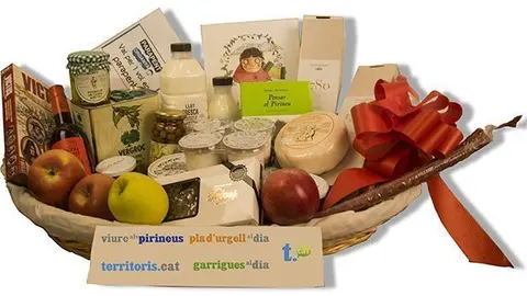 Una cistella amb els productes de proximitat de la plana i muntanya.