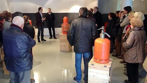 Paco Ermengol i Marc Solsona inauguren l'exposició Bombones al Museu de Vestits de Paper.