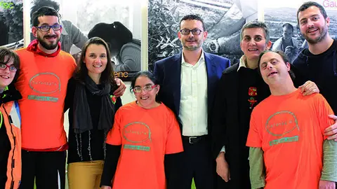 Jordi Martínez amb els responsables i usuaris de l&#39;Associació Alba.