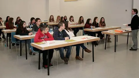 El tècnic Joaquim Fabrés imparteix la formació als futurs Auxiliars de Fires.