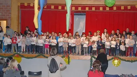 Els nens i nenes dels centres escolars de Sidamon interpreten nadales i poemes.