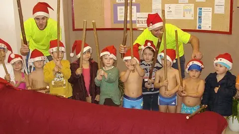 Els petits usuaris de la Piscina Coberta fan cagar el Tió monumental.