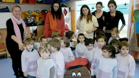 Els nens i nenes de les escoles bressol de Mollerussa al costat del Tió.