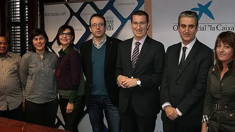 Els representants de La Caixa, Ajuntament i entitats signen el conveni.