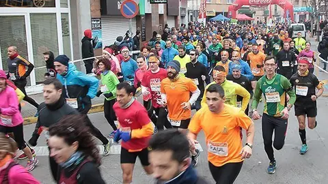 Al voltant de 500 atletes prenen la sortida de la Cursa de l'Indiot de Mollerussa.