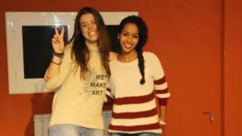 La Núria i la Cafia es fan una entrevista on han parlat de com viuen les joves en aquest món. 