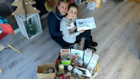 Sílvia Herce Bonet recull la panera de Nadal a la seu de viurealspirineus.cat.