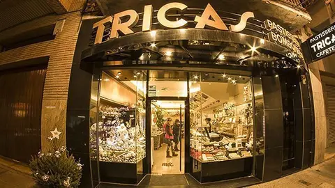 Imatge de la pastisseria Tricas amb la cafeteria al fons.